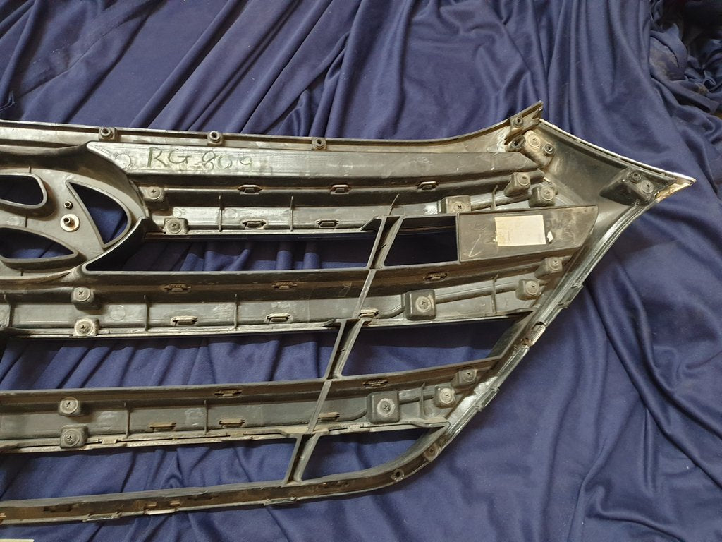 Hyundai Tucson 2016 Radiator Grille - Light Wear and Tear, Chrome damaged