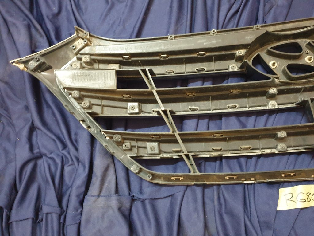Hyundai Tucson 2016 Radiator Grille - Light Wear and Tear, Chrome damaged
