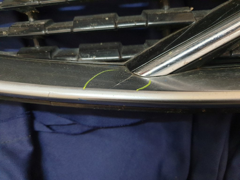 Volvo XC90 Radiator Grille - Chrome lifting, Wear and tear