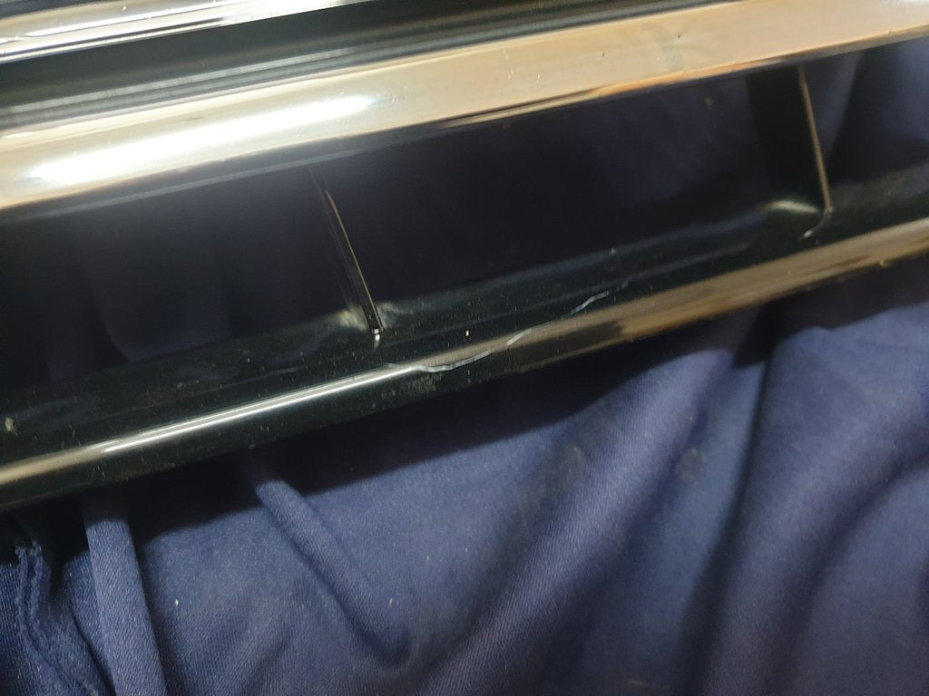 Volkswagen Amarok Radiator Grille - Wear and Tear, Clip/s broken
