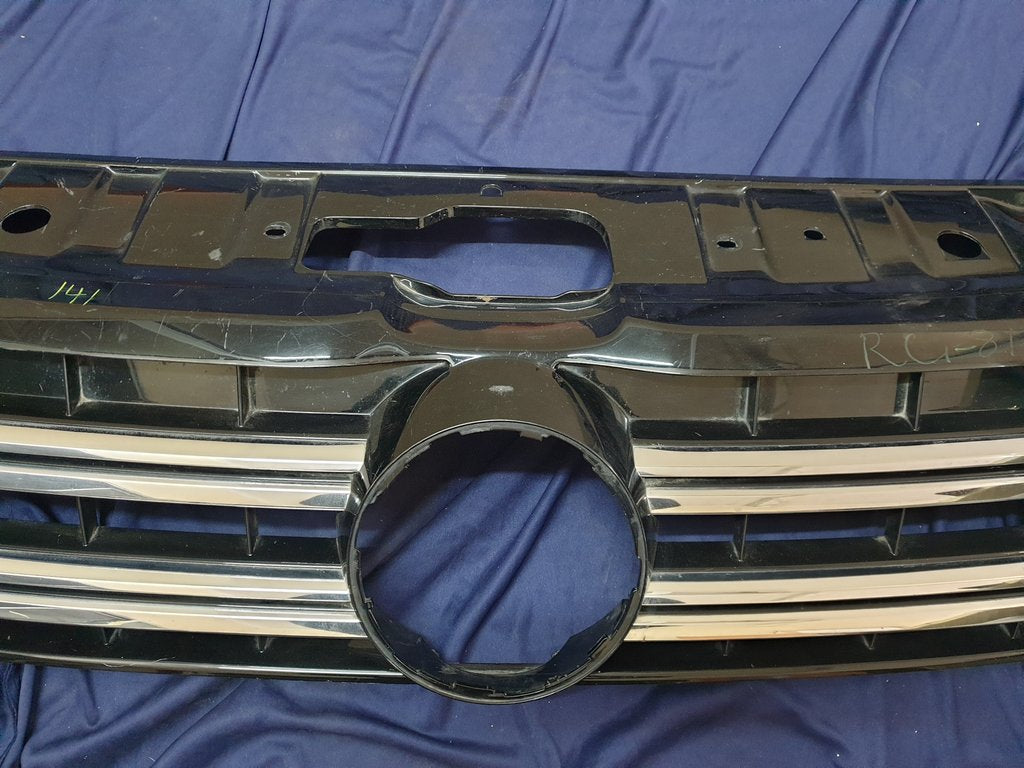 Volkswagen Amarok Radiator Grille - Wear and Tear, Clip/s broken