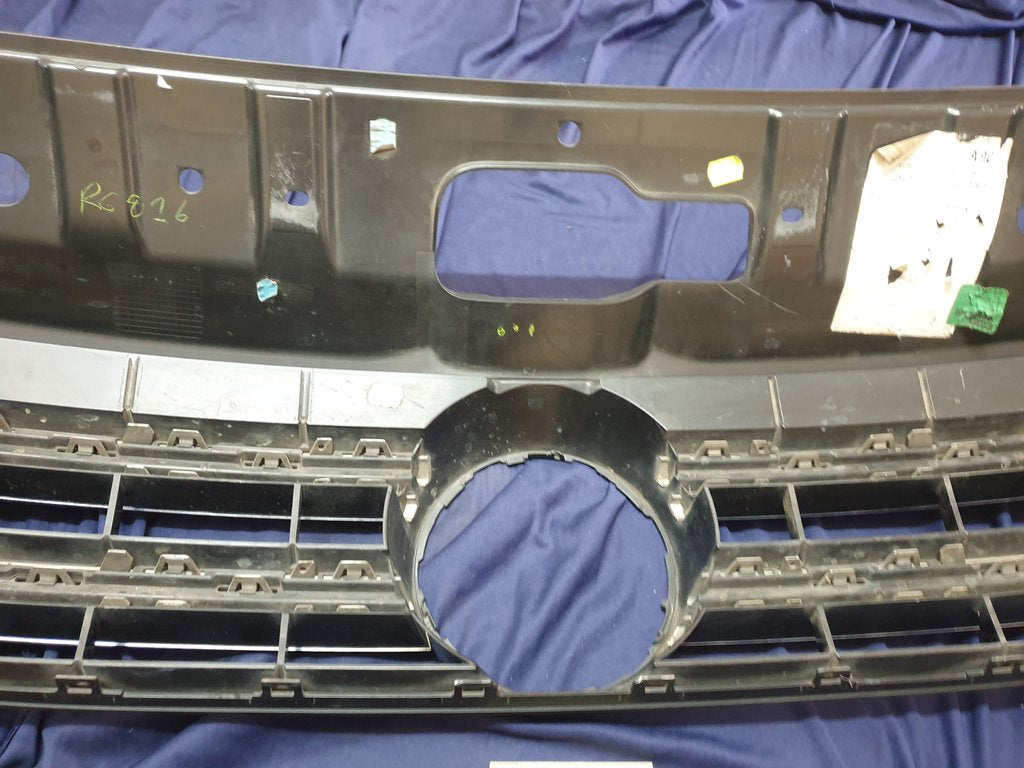 Volkswagen Amarok Radiator Grille - Wear and Tear, Clip/s broken