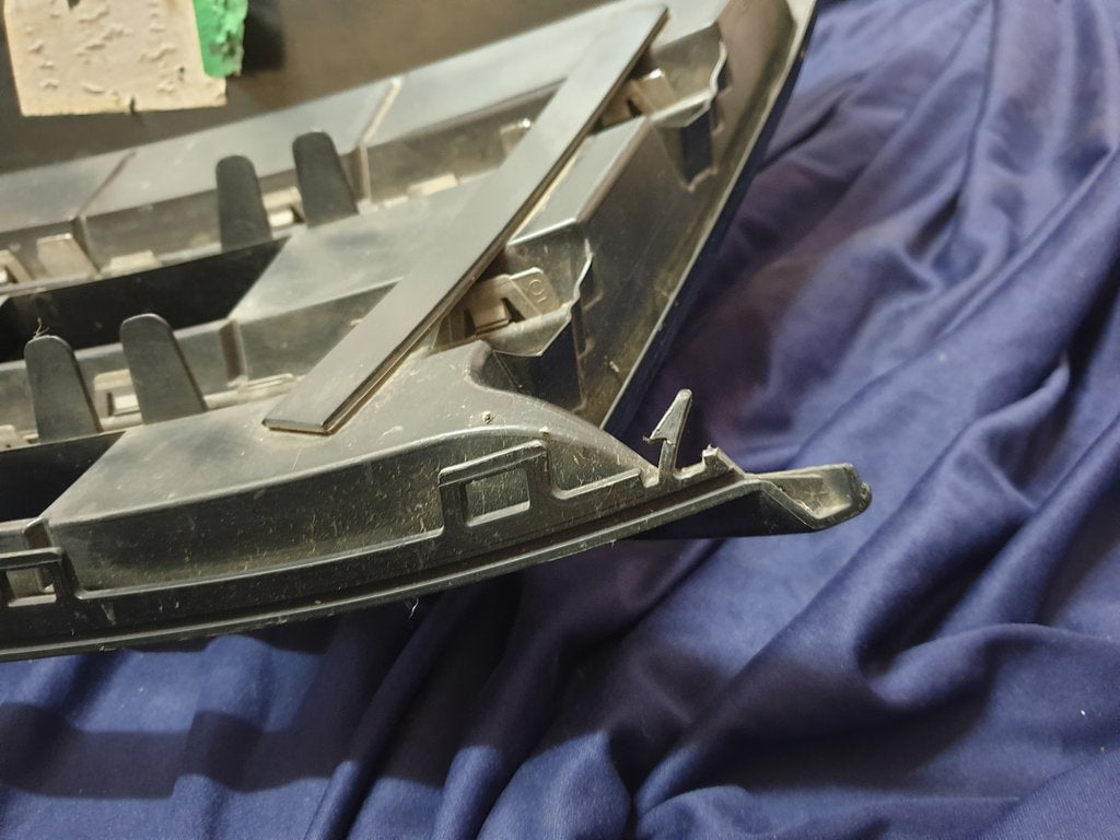 Volkswagen Amarok Radiator Grille - Wear and Tear, Clip/s broken