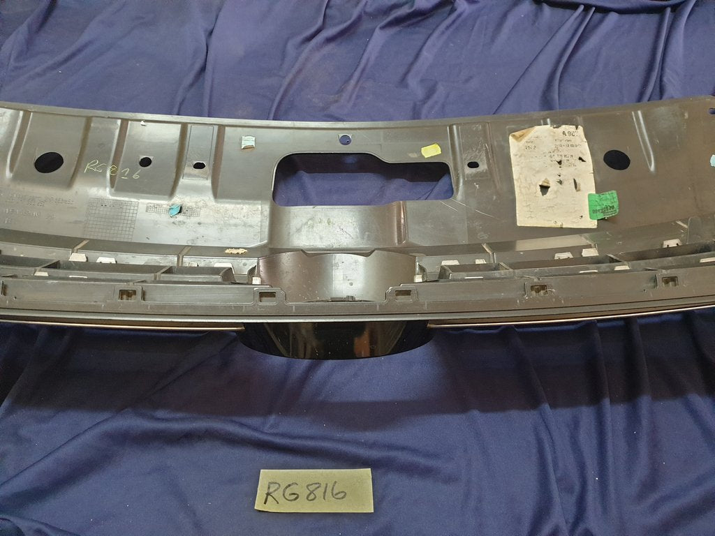 Volkswagen Amarok Radiator Grille - Wear and Tear, Clip/s broken