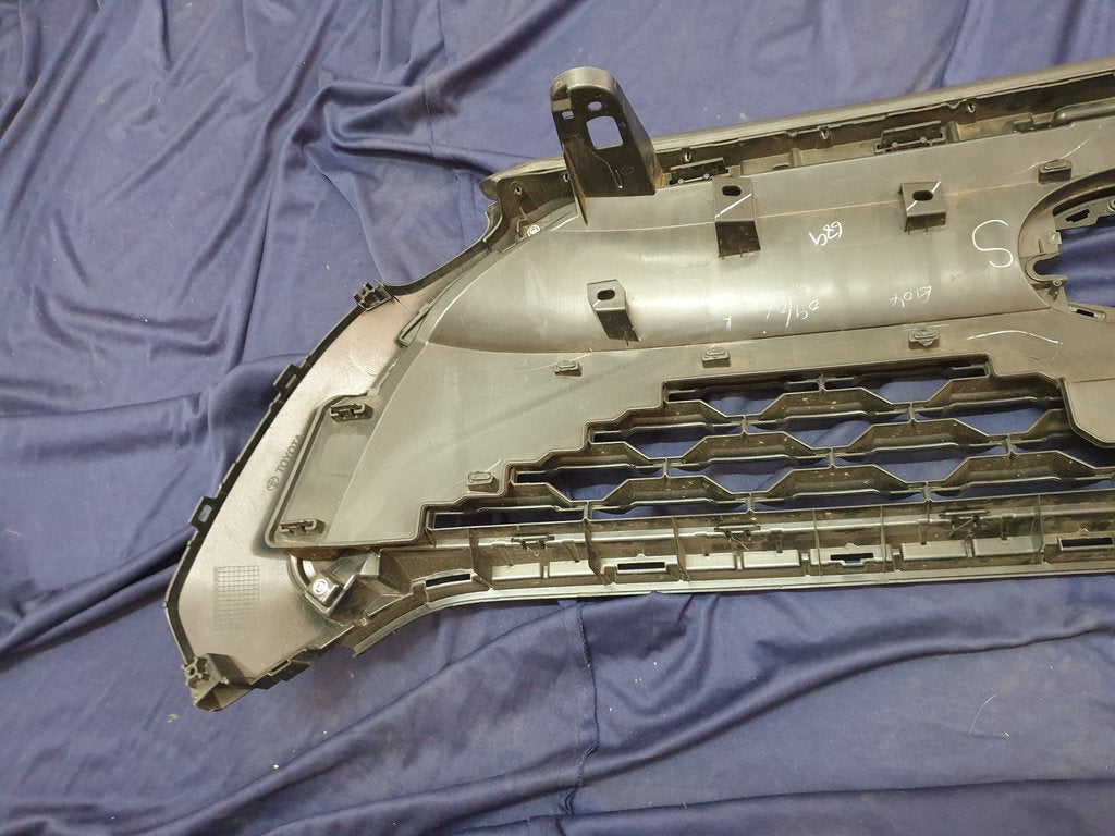 Toyota Corolla Cross Radiator Grille - Light Wear and Tear, Small scratches