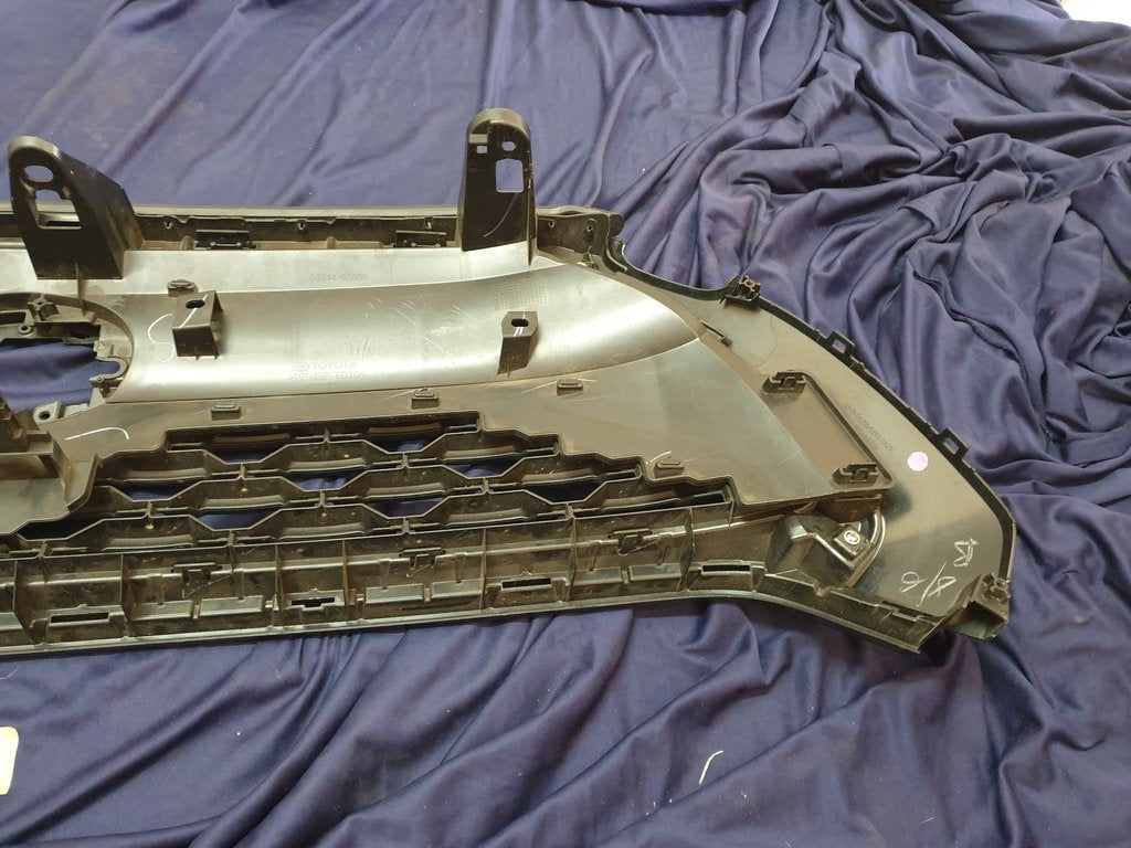 Toyota Corolla Cross Radiator Grille - Light Wear and Tear, Small scratches