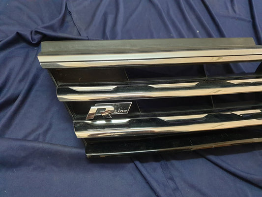 Volkswagen Tiguan II R-Line Radiator Grille - Right lower internal clips broken, wear and tear