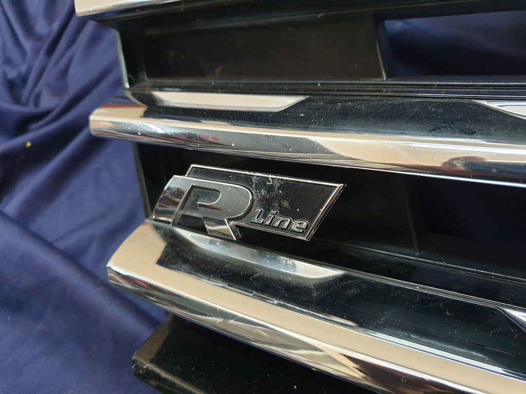 Volkswagen Tiguan II R-Line Radiator Grille - Right lower internal clips broken, wear and tear