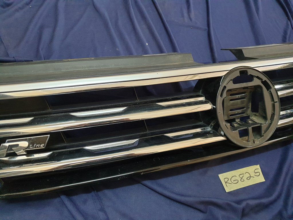 Volkswagen Tiguan II R-Line Radiator Grille - Right lower internal clips broken, wear and tear