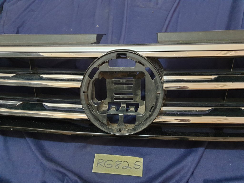 Volkswagen Tiguan II R-Line Radiator Grille - Right lower internal clips broken, wear and tear