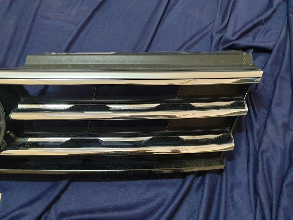Volkswagen Tiguan II R-Line Radiator Grille - Right lower internal clips broken, wear and tear