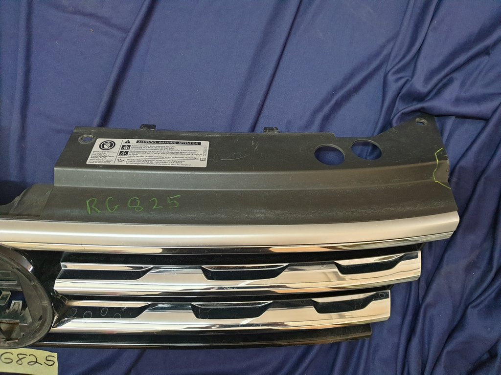 Volkswagen Tiguan II R-Line Radiator Grille - Right lower internal clips broken, wear and tear