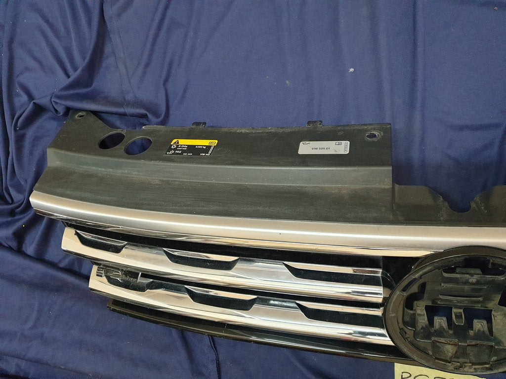 Volkswagen Tiguan II R-Line Radiator Grille - Right lower internal clips broken, wear and tear