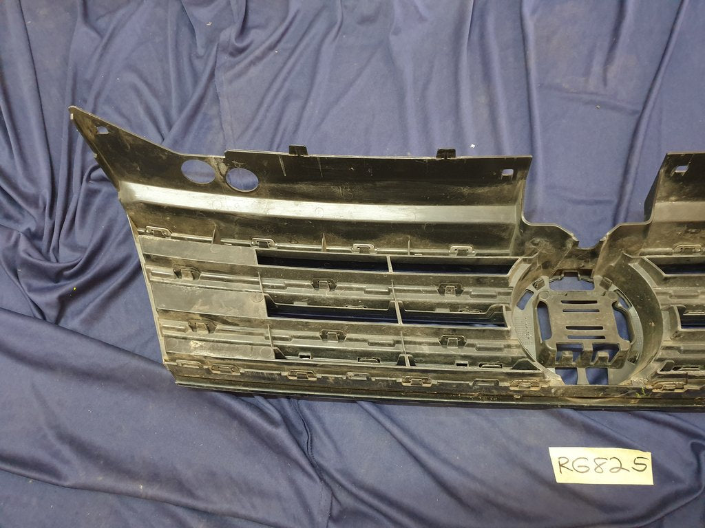 Volkswagen Tiguan II R-Line Radiator Grille - Right lower internal clips broken, wear and tear