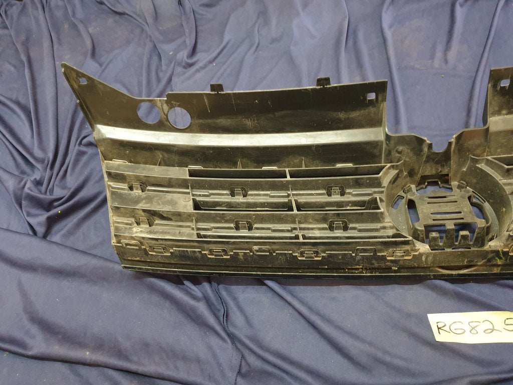 Volkswagen Tiguan II R-Line Radiator Grille - Right lower internal clips broken, wear and tear