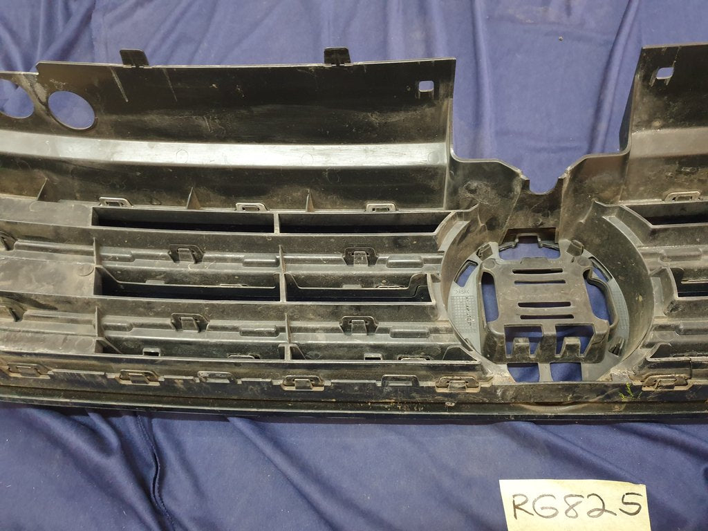Volkswagen Tiguan II R-Line Radiator Grille - Right lower internal clips broken, wear and tear