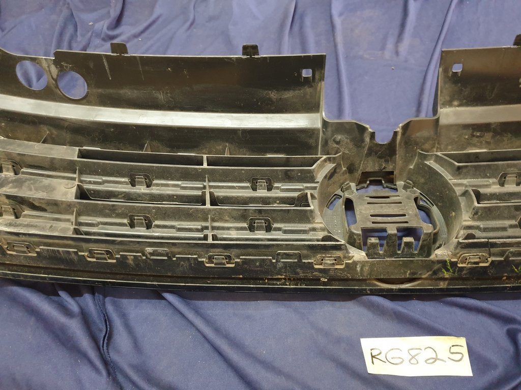 Volkswagen Tiguan II R-Line Radiator Grille - Right lower internal clips broken, wear and tear