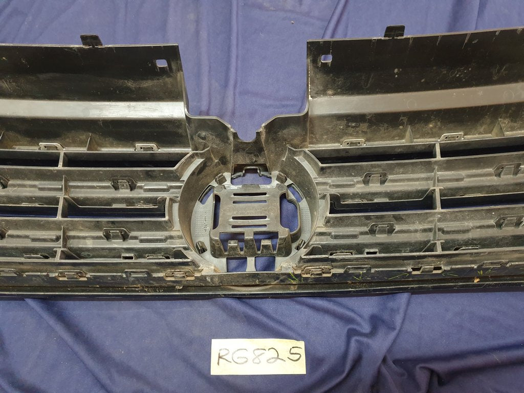 Volkswagen Tiguan II R-Line Radiator Grille - Right lower internal clips broken, wear and tear