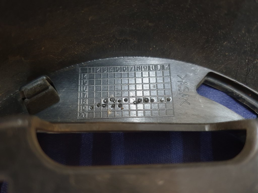 Volkswagen Tiguan II R-Line Radiator Grille - Right lower internal clips broken, wear and tear