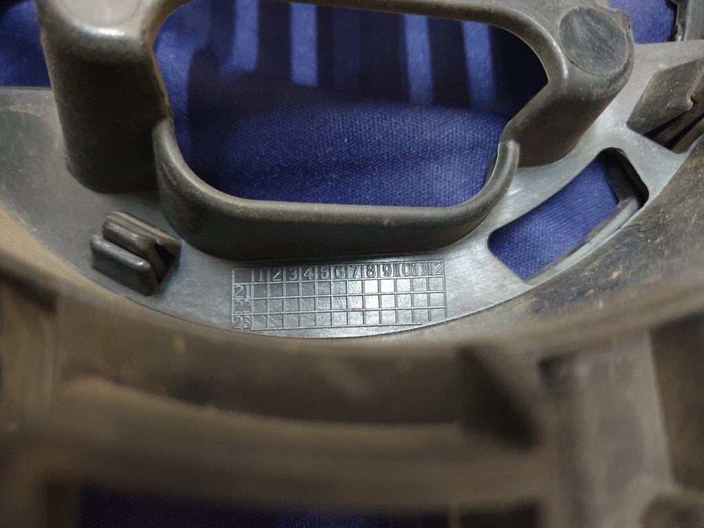 Volkswagen Tiguan II R-Line Radiator Grille - Right lower internal clips broken, wear and tear