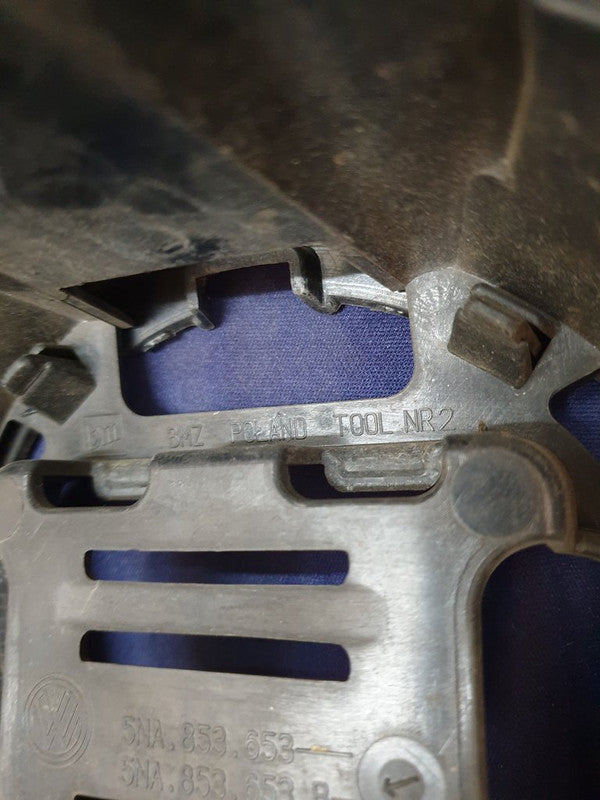 Volkswagen Tiguan II R-Line Radiator Grille - Right lower internal clips broken, wear and tear