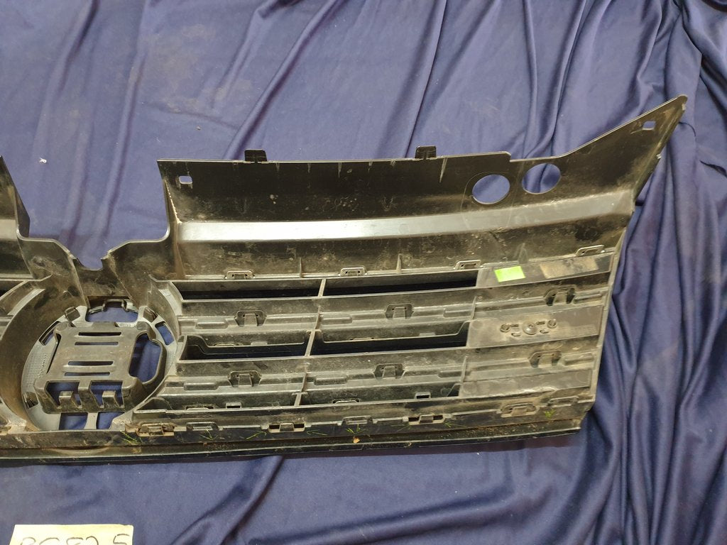 Volkswagen Tiguan II R-Line Radiator Grille - Right lower internal clips broken, wear and tear