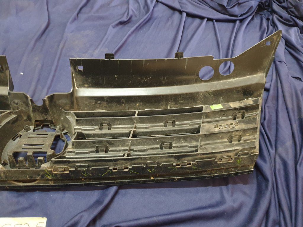 Volkswagen Tiguan II R-Line Radiator Grille - Right lower internal clips broken, wear and tear