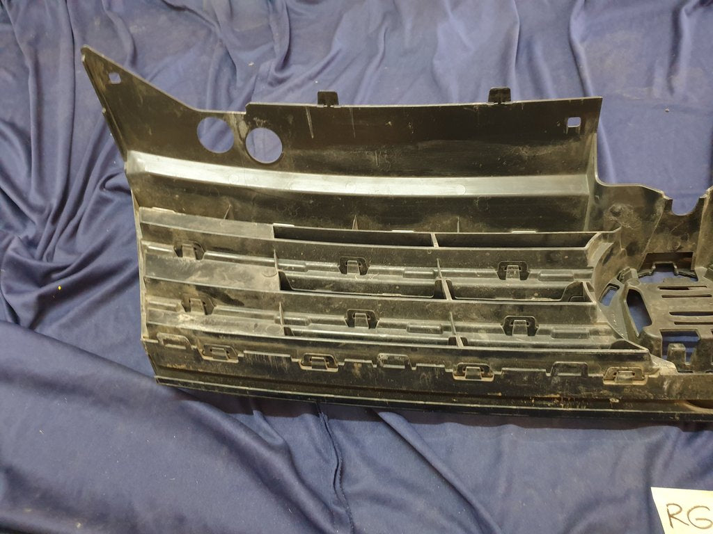 Volkswagen Tiguan II R-Line Radiator Grille - Right lower internal clips broken, wear and tear