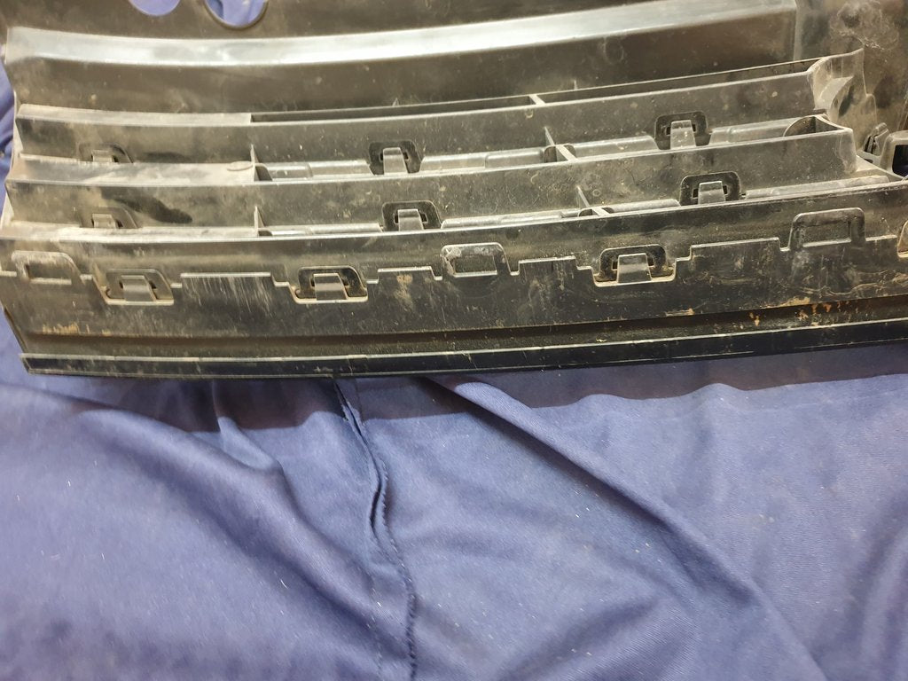 Volkswagen Tiguan II R-Line Radiator Grille - Right lower internal clips broken, wear and tear