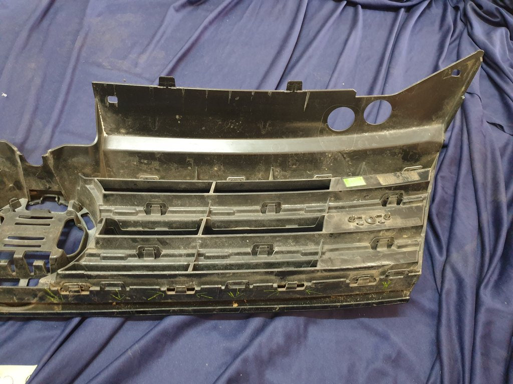 Volkswagen Tiguan II R-Line Radiator Grille - Right lower internal clips broken, wear and tear