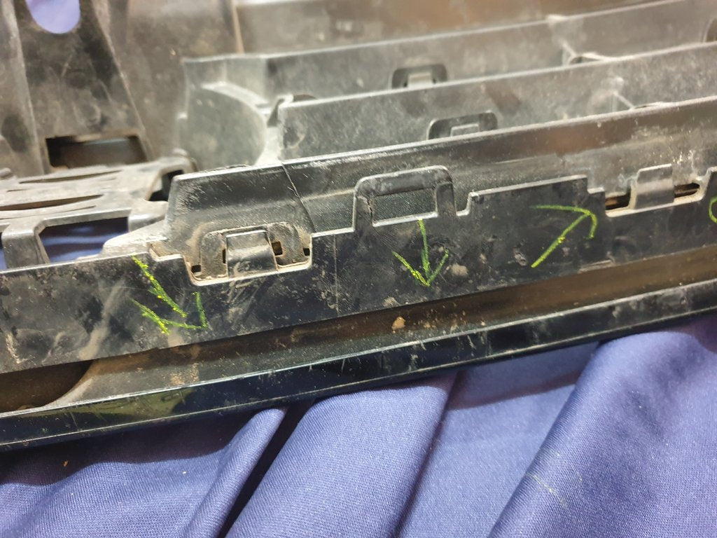 Volkswagen Tiguan II R-Line Radiator Grille - Right lower internal clips broken, wear and tear