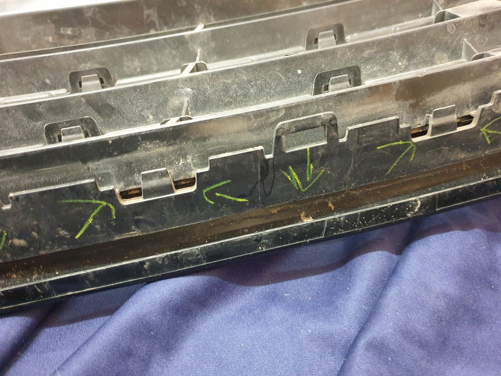 Volkswagen Tiguan II R-Line Radiator Grille - Right lower internal clips broken, wear and tear