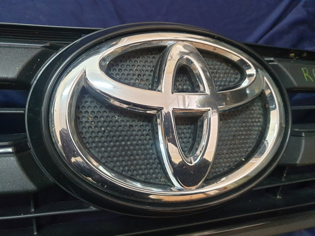 Toyota Aftermarket Radiator Grille - Light Wear and Tear, OEM Badge