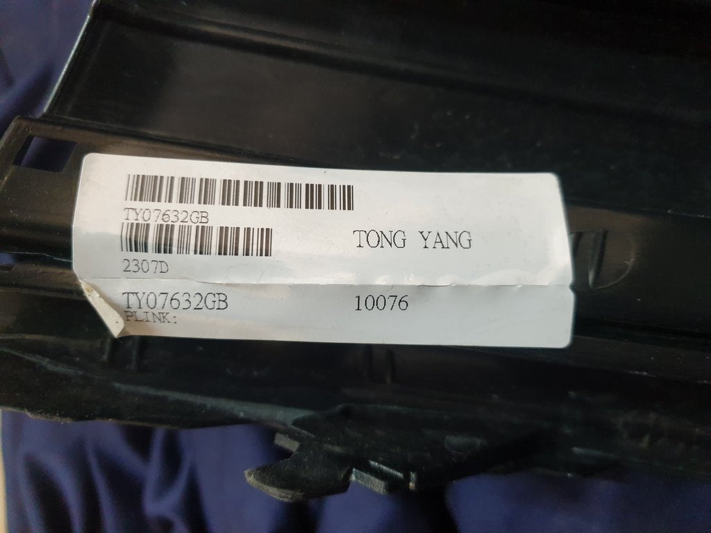 Toyota Aftermarket Radiator Grille - Light Wear and Tear, OEM Badge