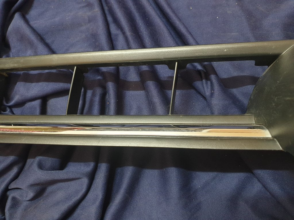 Volkswagen Polo Radiator Grille - Wear and Tear, Badge scuffed