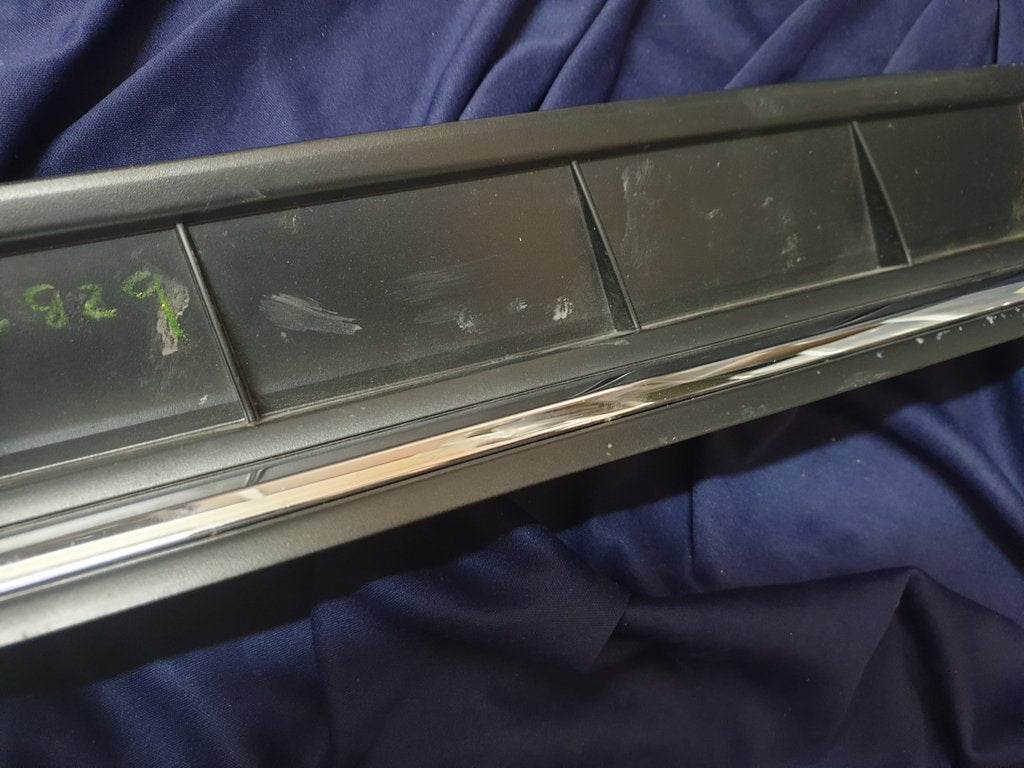 Volkswagen Polo Radiator Grille - Wear and Tear, Badge scuffed