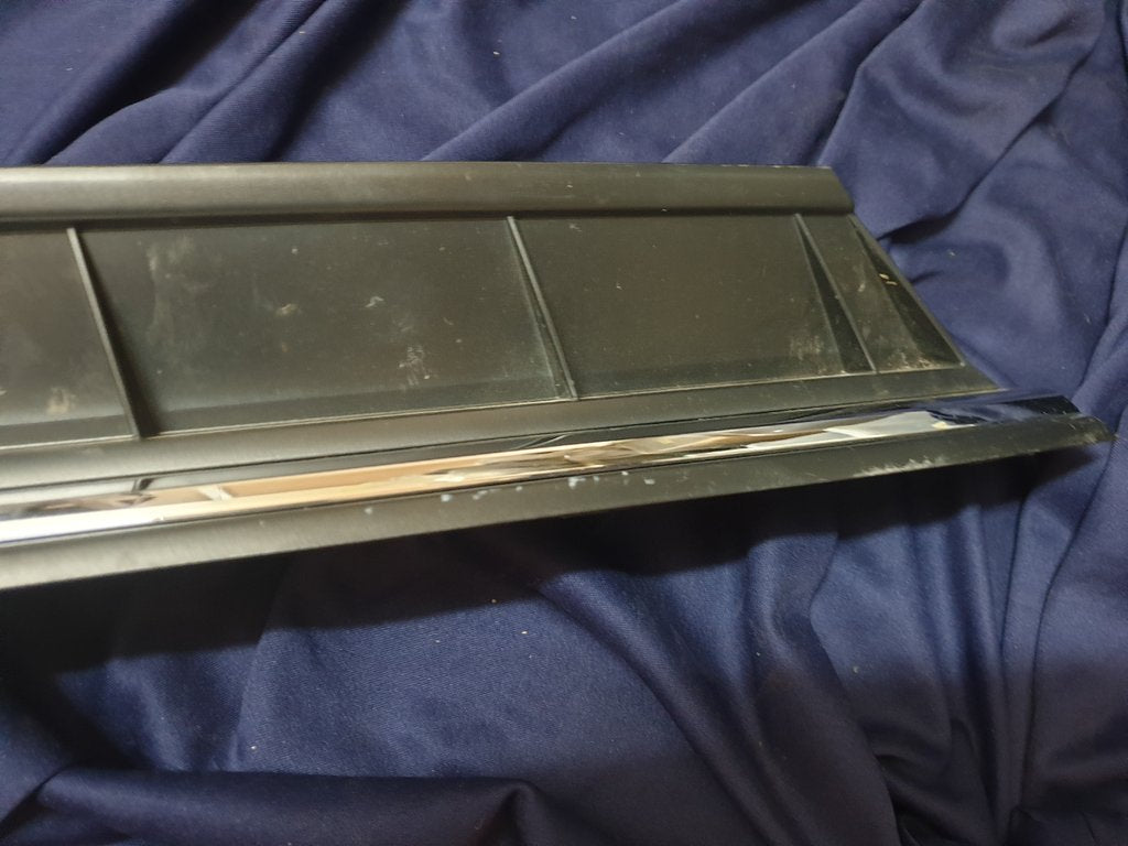 Volkswagen Polo Radiator Grille - Wear and Tear, Badge scuffed
