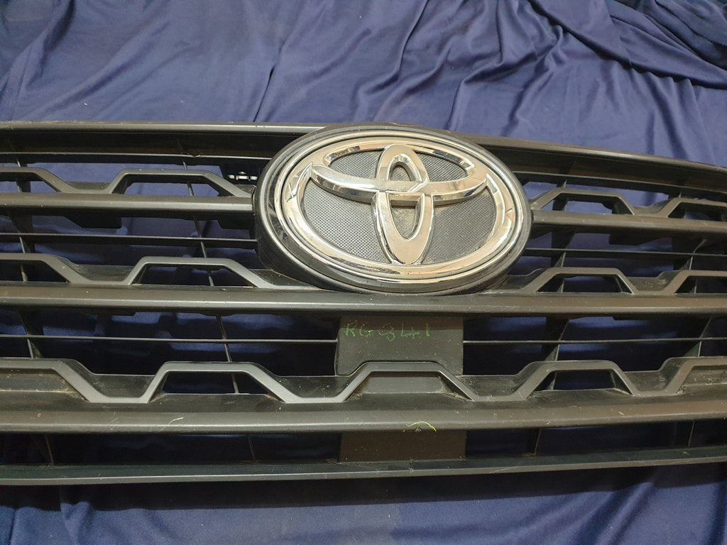 Toyota Fortuner Radiator Grille - Wear and Tear