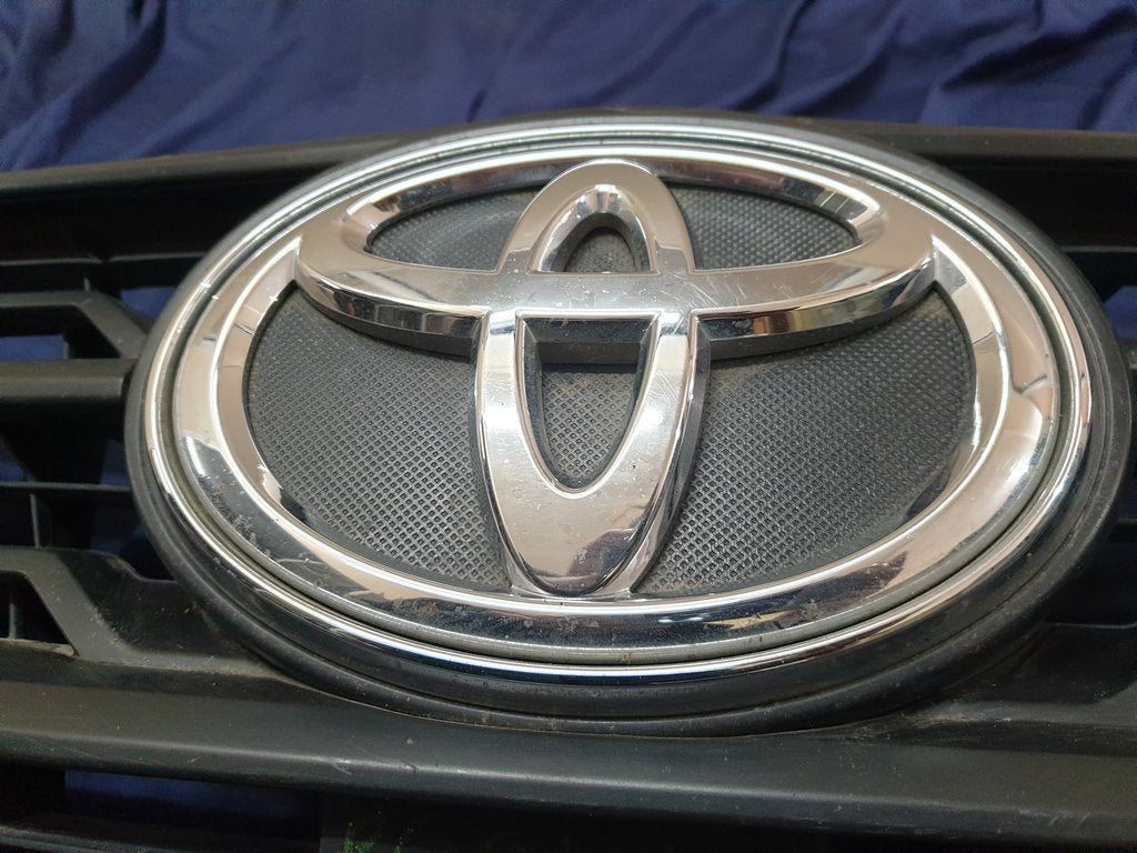 Toyota Fortuner Radiator Grille - Wear and Tear