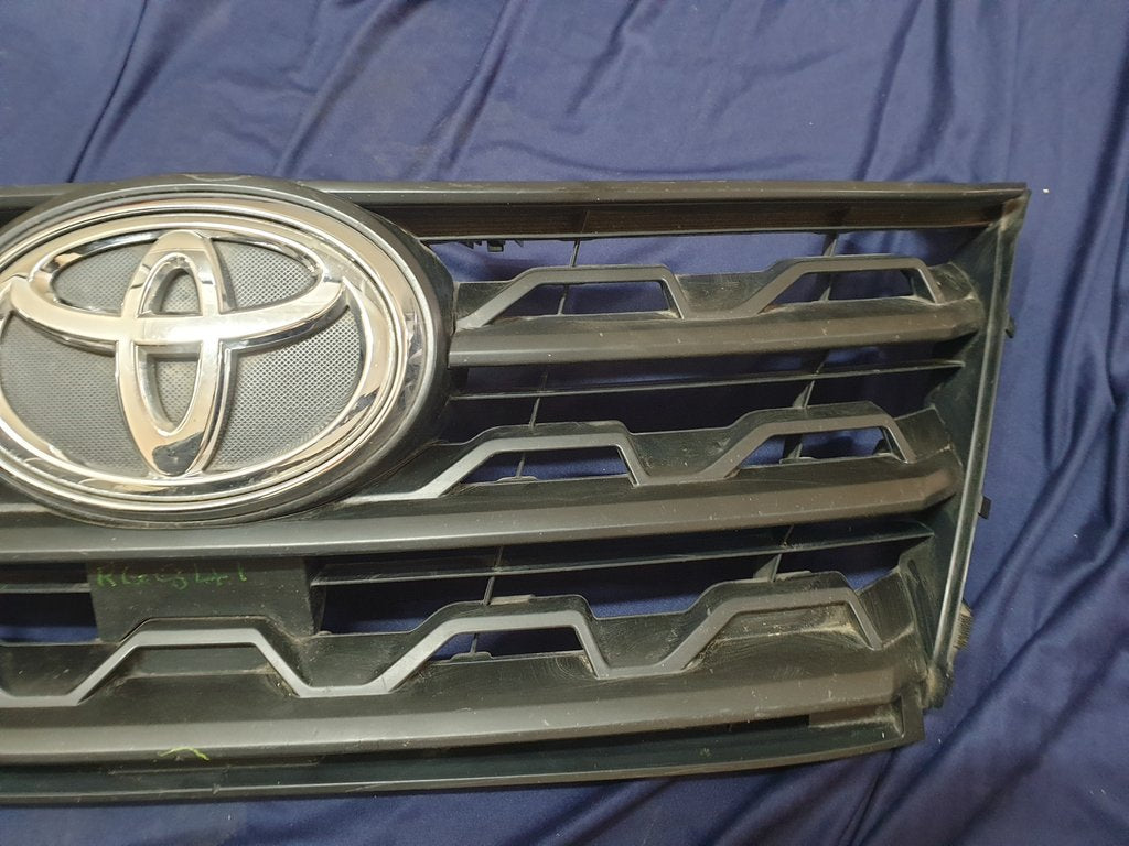 Toyota Fortuner Radiator Grille - Wear and Tear