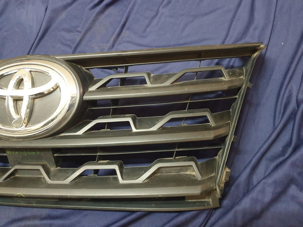 Toyota Fortuner Radiator Grille - Wear and Tear