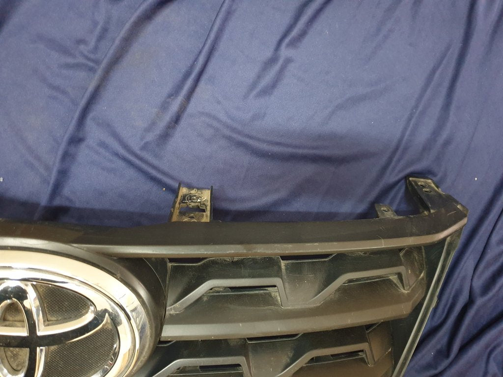 Toyota Fortuner Radiator Grille - Wear and Tear