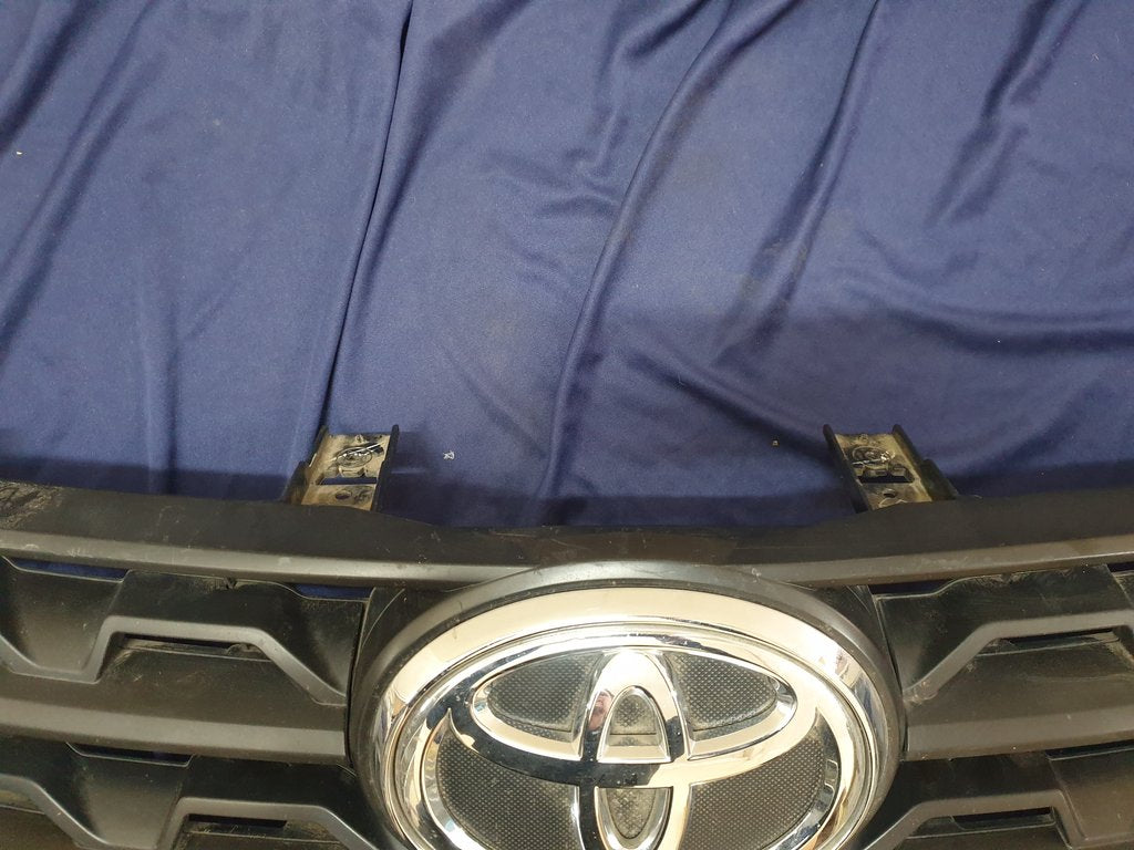 Toyota Fortuner Radiator Grille - Wear and Tear