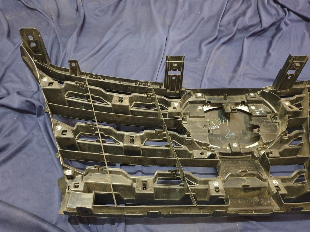 Toyota Fortuner Radiator Grille - Wear and Tear