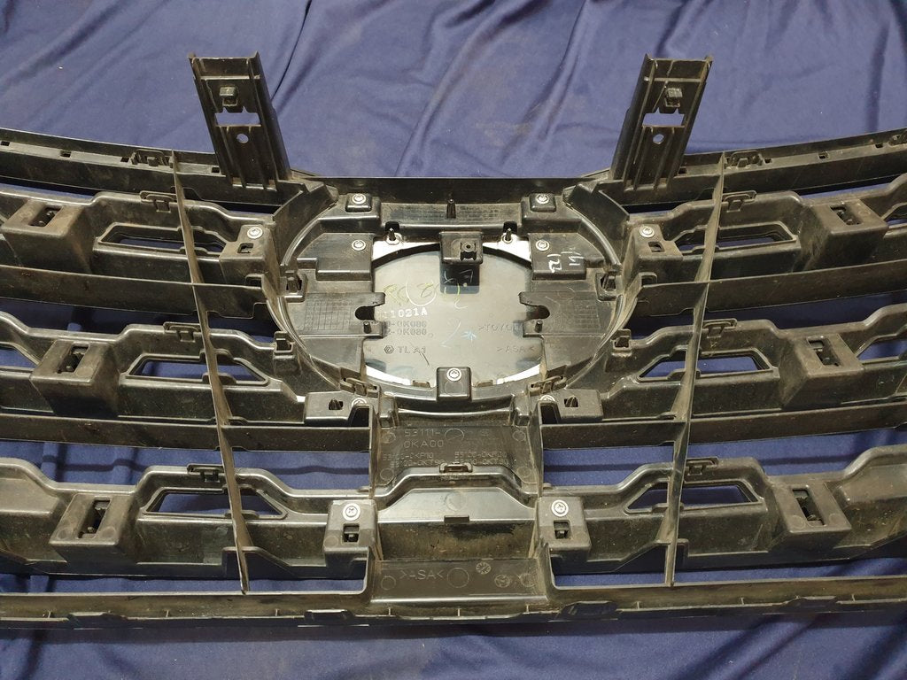 Toyota Fortuner Radiator Grille - Wear and Tear