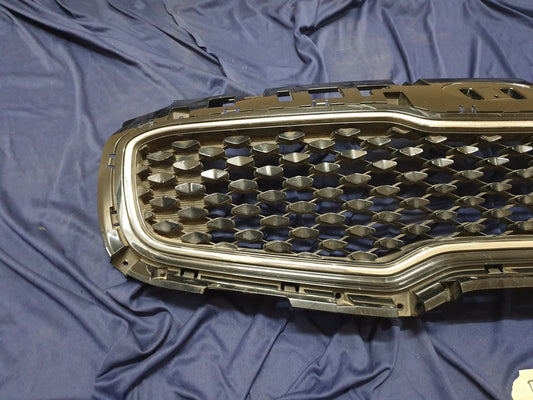 KIA Sportage Radiator Grille - Light Wear and Tear, Small scratches