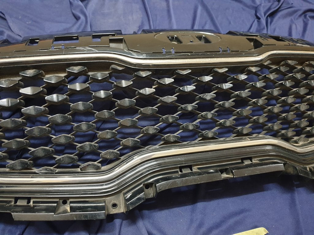 KIA Sportage Radiator Grille - Light Wear and Tear, Small scratches