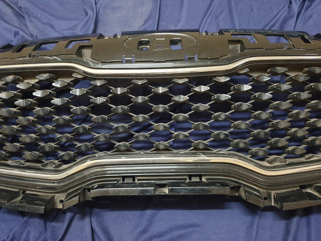 KIA Sportage Radiator Grille - Light Wear and Tear, Small scratches