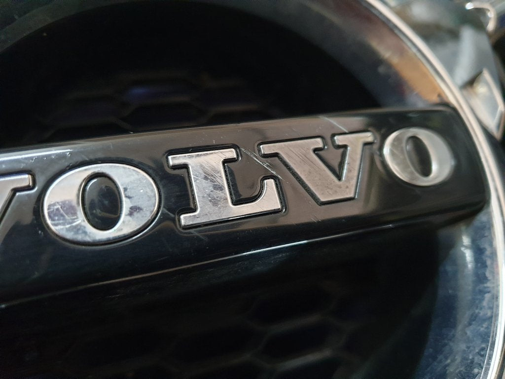 Volvo XC60 Radiator Grille - Badge scratched, Chrome lifting