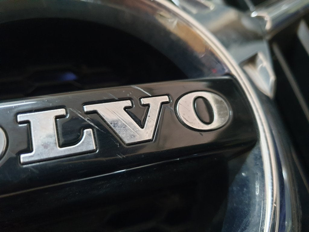 Volvo XC60 Radiator Grille - Badge scratched, Chrome lifting